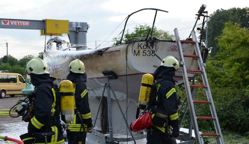 Feuer 1 Yacht explodiert Koeln Muelheim Hafen Muelheim P084.JPG